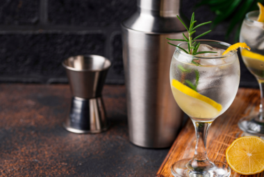 cocktail au gin avec shaker
