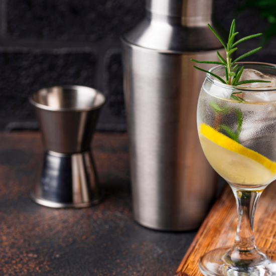 cocktail au gin avec shaker