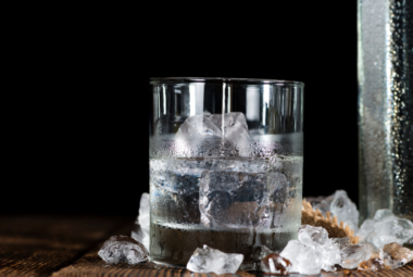 verre de vodka tres fraiche avec glaçons