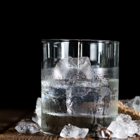 verre de vodka tres fraiche avec glaçons