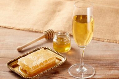 verre d'hydromel avec son miel et de la cire