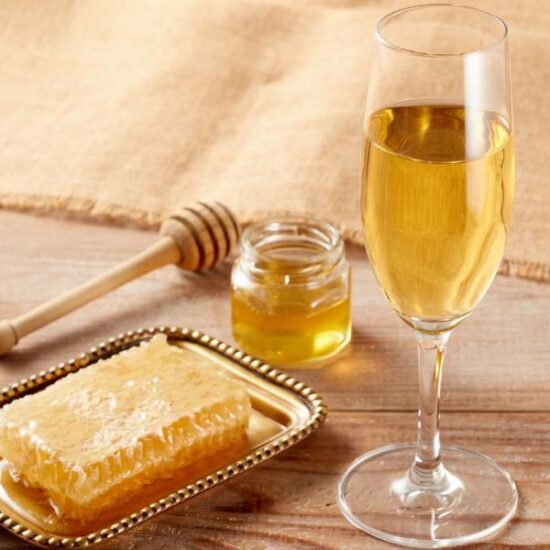 verre d'hydromel avec son miel et de la cire