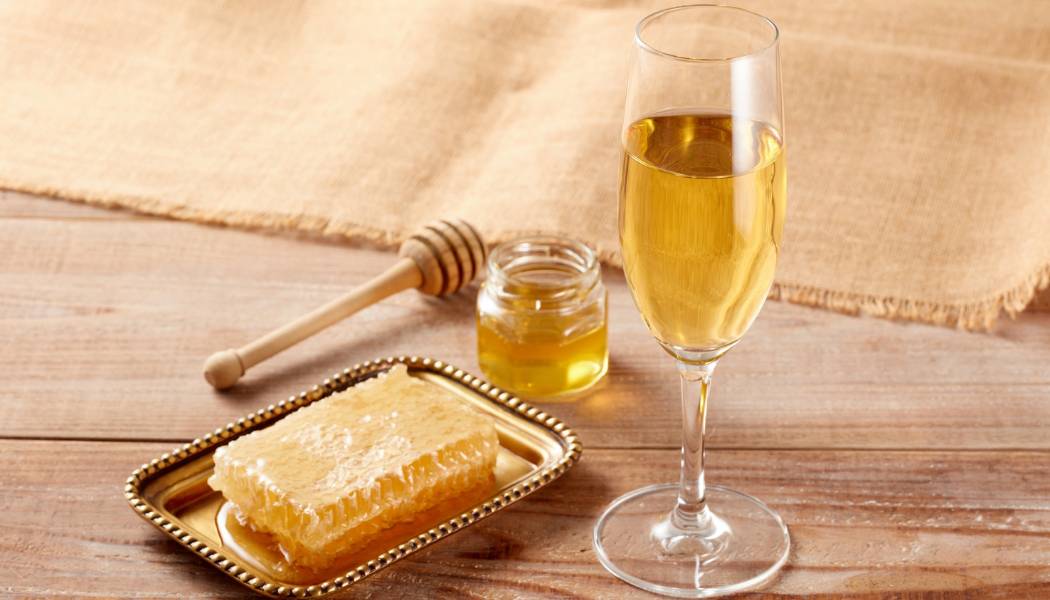 verre d'hydromel avec son miel et de la cire