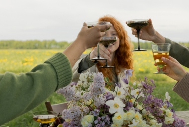 personnes qui trinquent dans un jardin