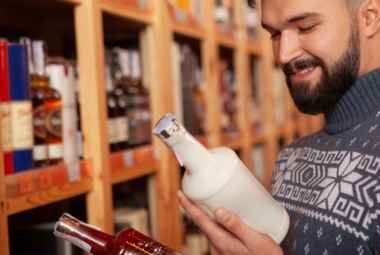 personne qui regarde des bouteilles
