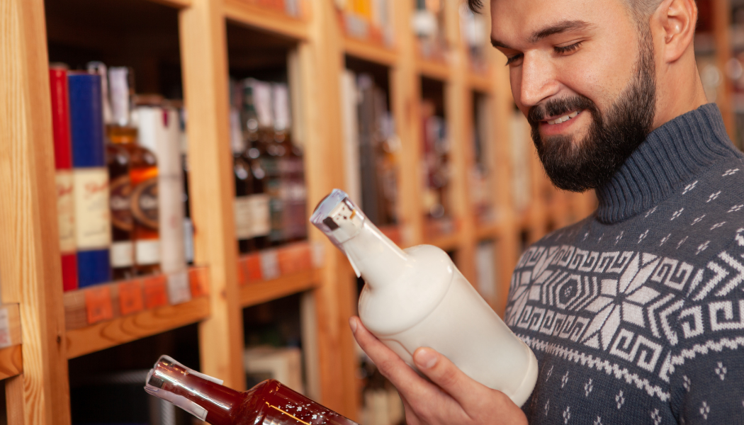 personne qui regarde des bouteilles